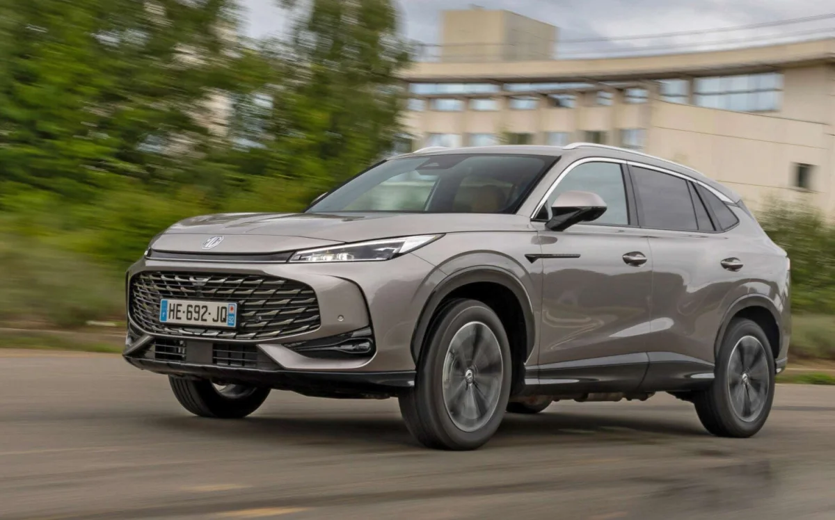 BYD, MG, Geely : pourquoi leurs hybrides rechargeables pourraient bientôt coûter plus cher en Europe ?