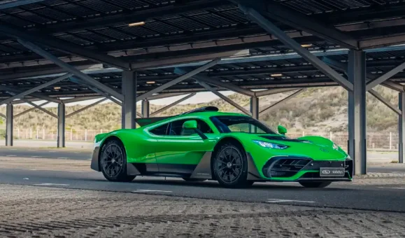 La révision de cette Mercedes-AMG prend 80 heures et coûte 37.000 euros