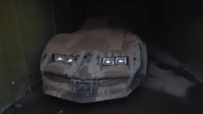États-Unis : Il achète ce garage abandonné 14.8000 euros et y découvre une Chevrolet Corvette C3 Stingray abandonnée