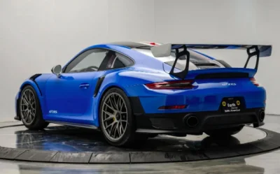Cette Porsche 911 GT2 RS « Voodoo Blue » avec pack Weissach unique est en vente