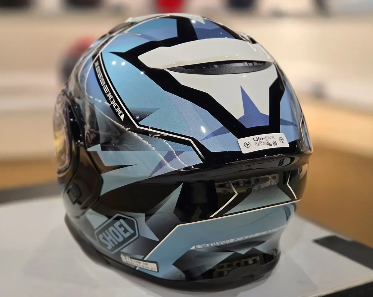 Motards : en cas d'accident, ce sticker permet à votre casque de parler à votre place