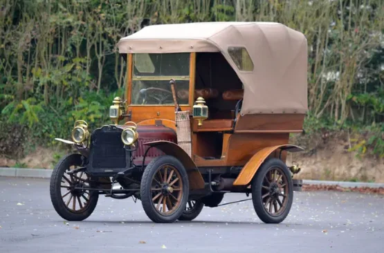 Vannes : Il roule dans la Tonneau Fouillaron G 375 créée par son grand-père en 1903