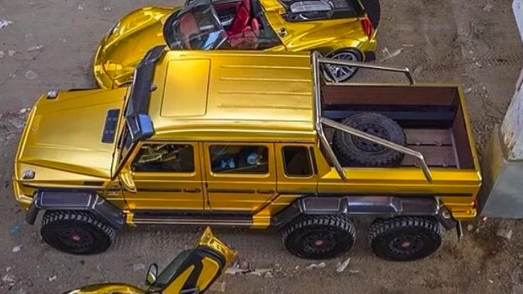 Londres : Arrivée en fanfare de la flotte de supercars dorées d'un milliardaire saoudien, qui reçoit une amende pour mauvais stationnement