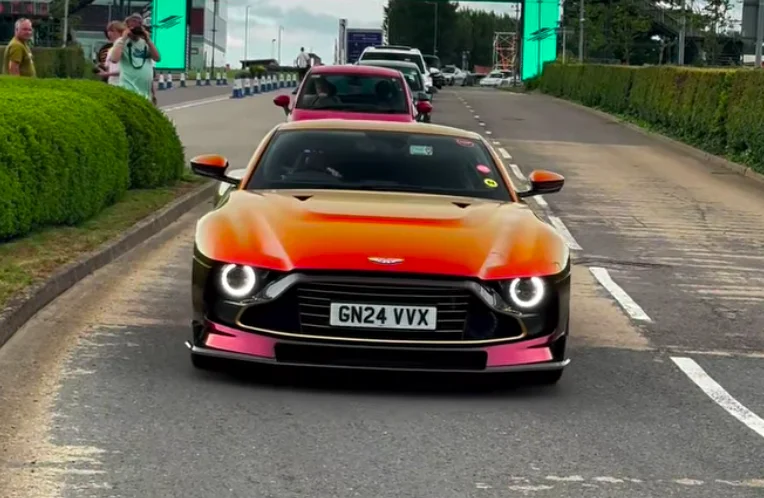 Incroyable mais vrai, voici une Aston Martin Valour à teinte Andromeda Red à effet changeant