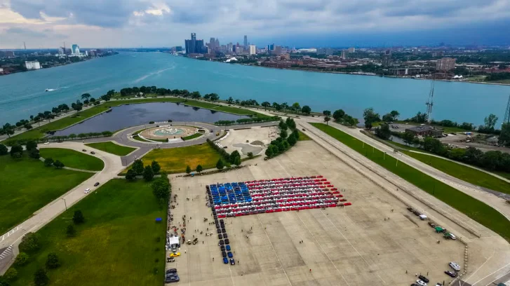 Détroit : 300 Corvette garées avec précision dessinent le drapeau des États-Unis