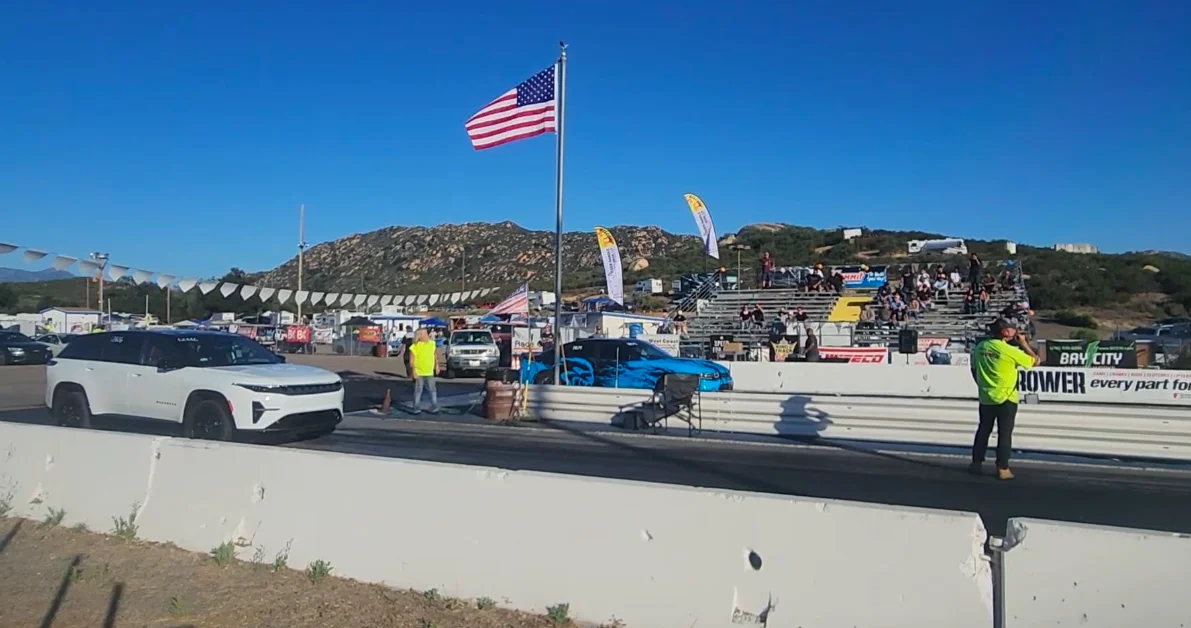 États-Unis : Une Dodge Charger SRT Hellcat défie le nouveau Jeep Wagoneer S en vitesse, le résultat est bluffant