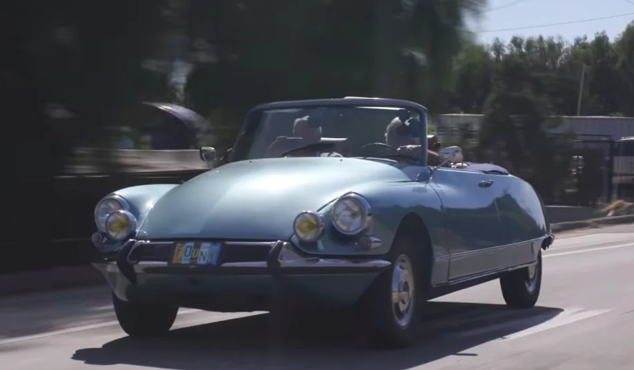 Restée des années vitres baissées dans une grange, cette Citroën DS 21 de 1966 démarre une nouvelle vie