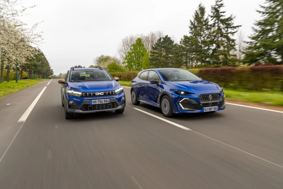 La nouvelle Renault Clio affronte la Dacia Sandero dans ce match de référence