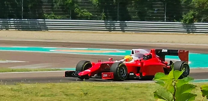 Italie : Ferrari invite ses meilleurs clients à monter en F1 avec... Lewis Hamilton