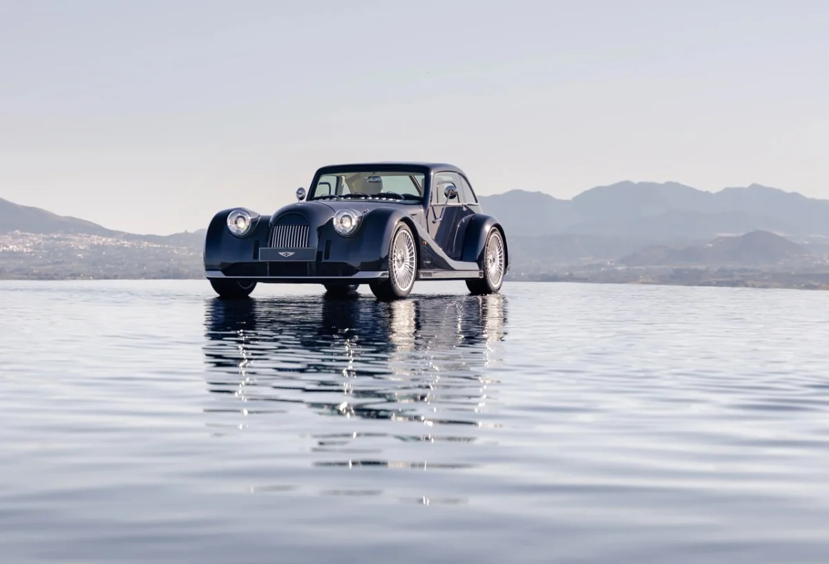 Morgan Midsummer Coupé : l'officine anglaise dévoile un sublime coupé à toit vitré