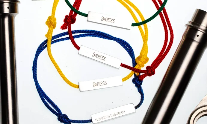 Cet artiste crée des bijoux à partir de voitures de F1