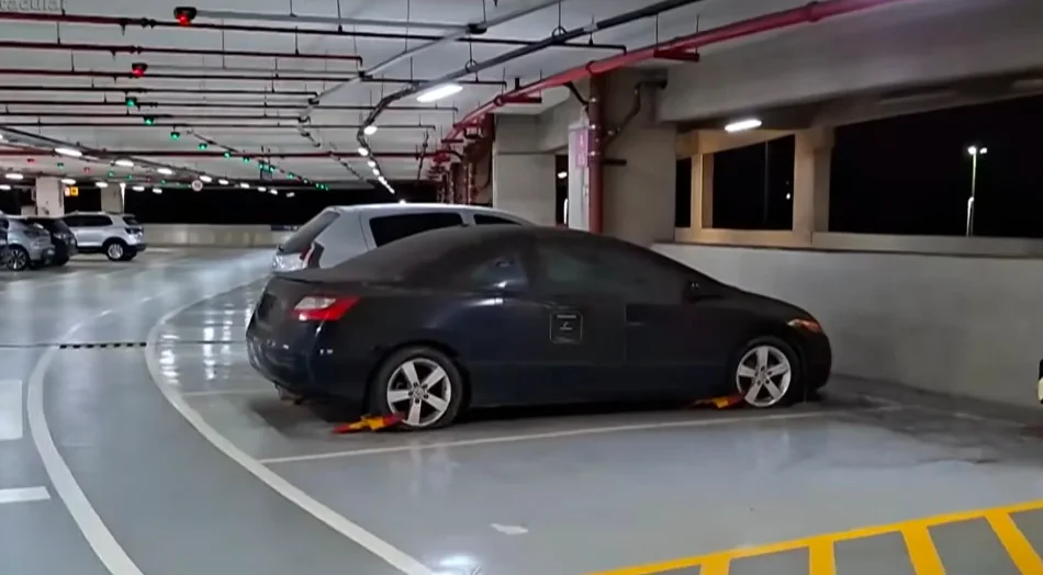 Abandonnée dans un parking d'aéroport de Rio pendant 6 ans, cette Honda Civic voit sa facture pour stationnement prendre de l'ampleur