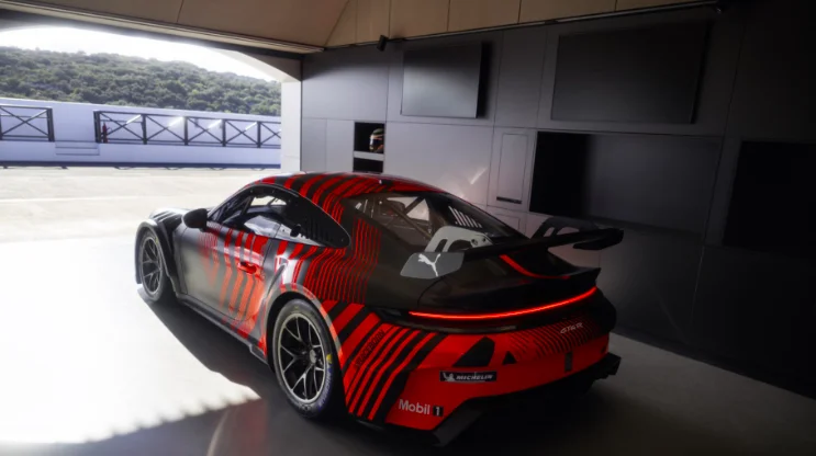 Lancement de la nouvelle Porsche 911 GT4 R destinée au sport automobile client au prix de 265.000 euros
