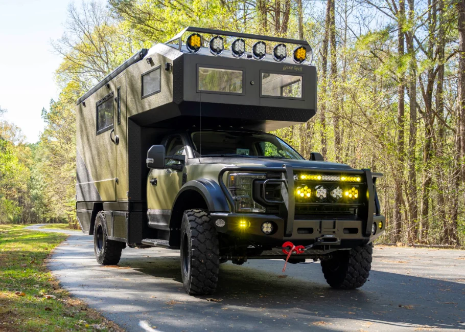 Voici « The Beast », le camion d'expédition Ford F-550 doté d'une immense terrasse sur le toit et de deux couchages
