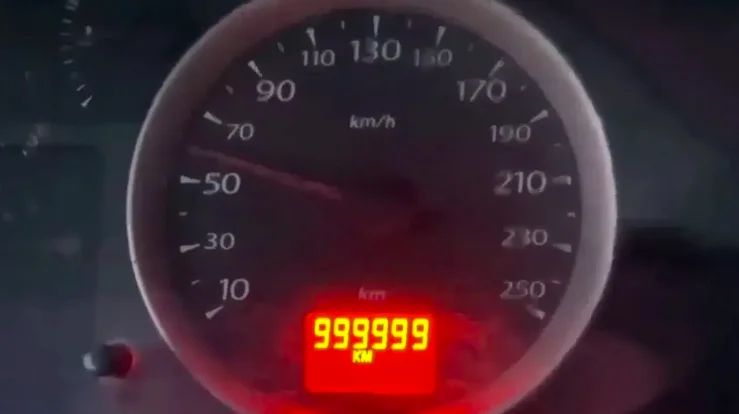 Il filme le compteur de sa Renault Symbol à 999 999 km et le résultat est décevant lors du passage au million