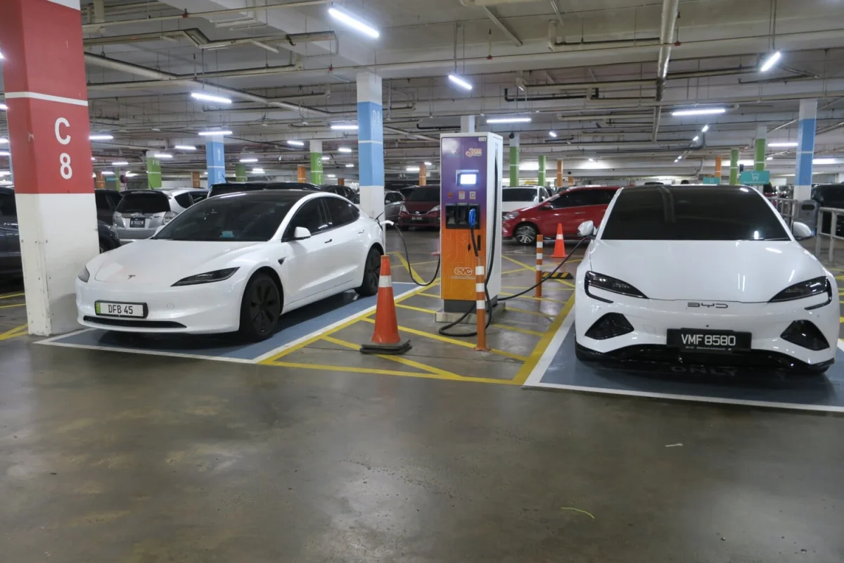 Des experts ont ouvert les batteries de Tesla et BYD : le verdict surprend