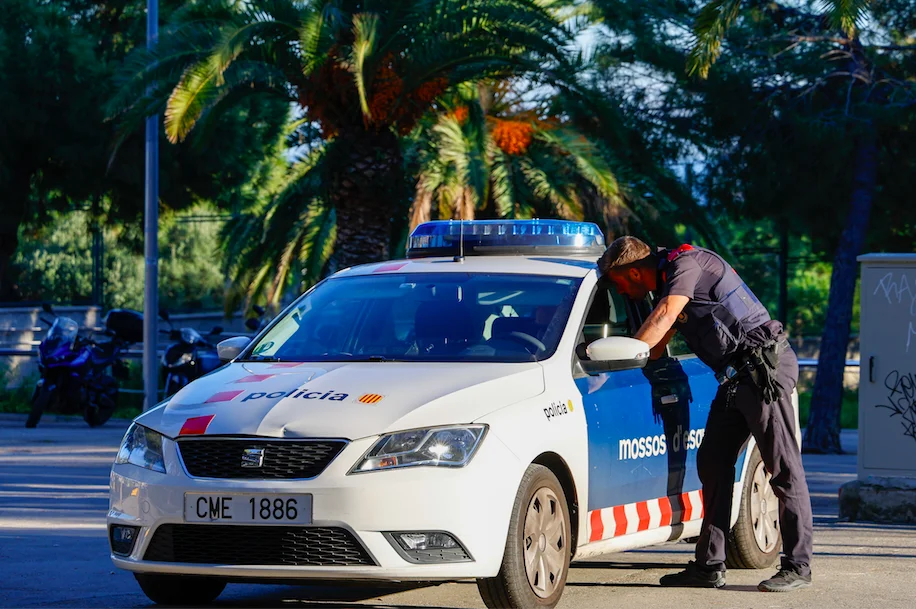 Catalogne : Coincé dans sa voiture après une soirée entre amis, il demande de l'aide en levant le frein à main