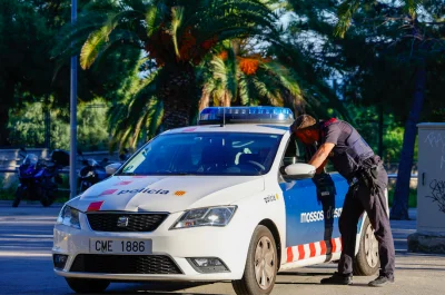 Catalogne : Coincé dans sa voiture après une soirée entre amis, il demande de l'aide en levant le frein à main