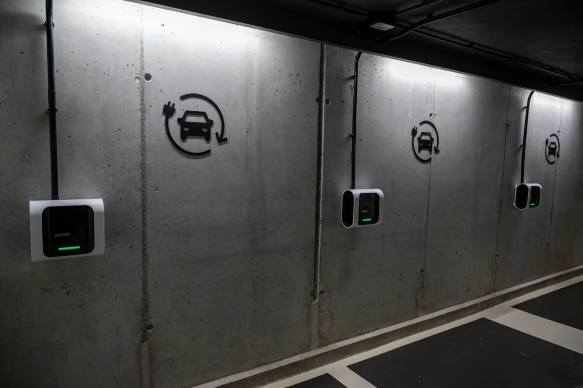 "C'est trop cher" : l'argument qui bloquait l'installation de bornes de recharge en copropriété est en train de disparaître