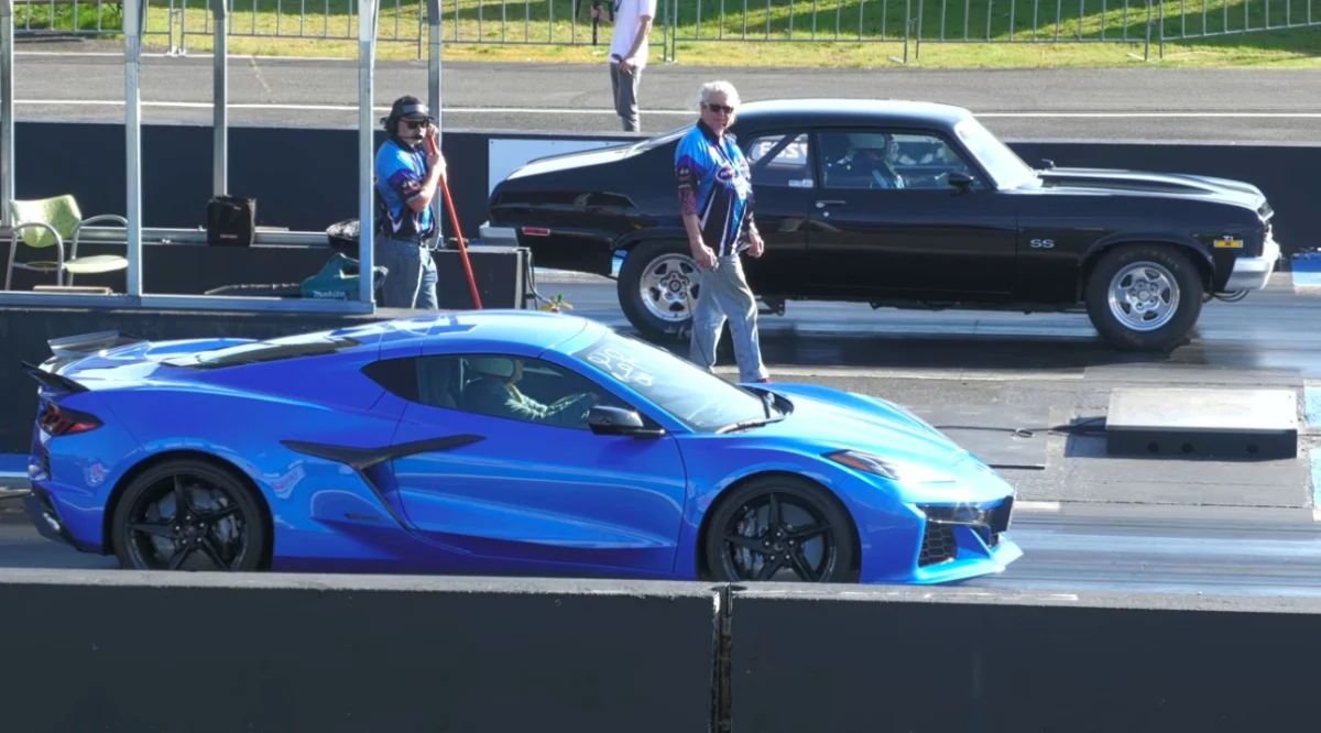 Une Chevrolet Nova affronte une Corvette hybride E-Ray et il n'y a pas photo