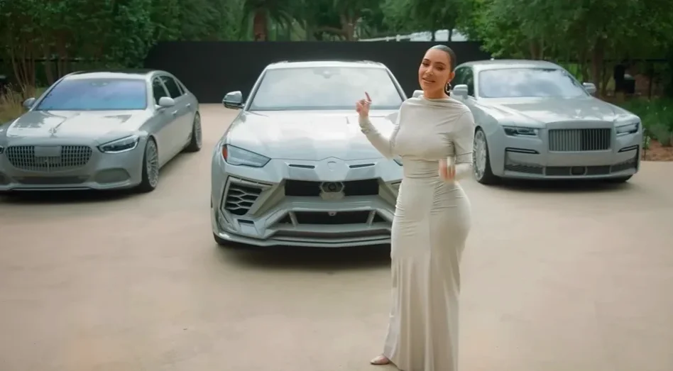 Californie : Kim Kardashian dépense 87.000 euros pour faire repeindre ses voitures aux couleurs de sa somptueuse villa