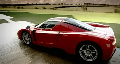 Nick Mason des Pink Floyd, fier propriétaire d'une Ferrari Enzo