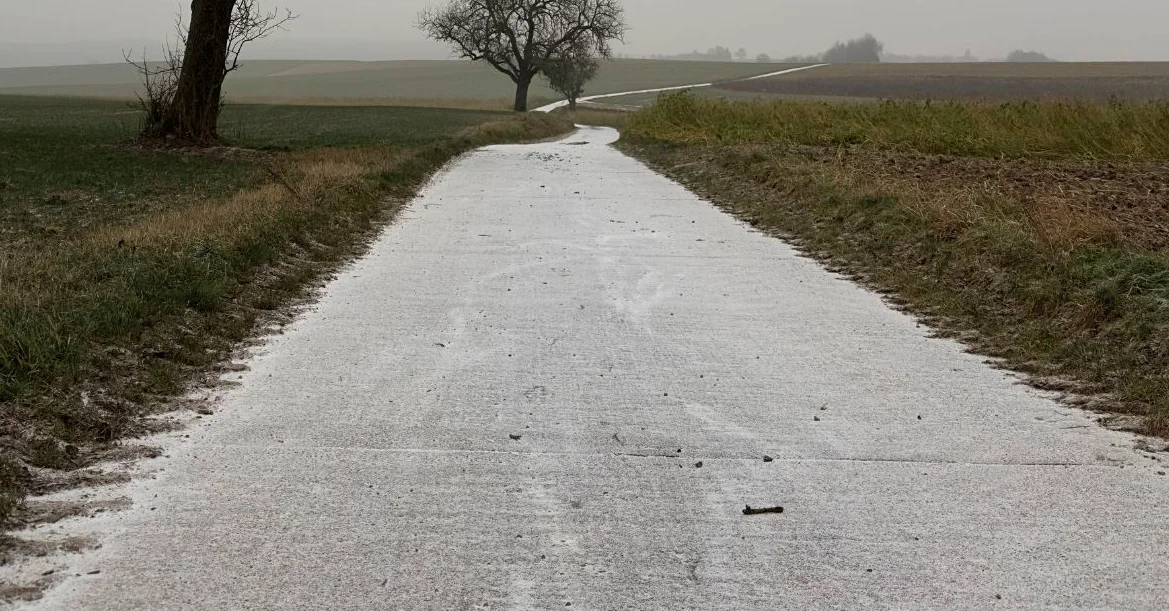 Côtes d'Armor : Les routes se teignent de blanc pendant la canicule