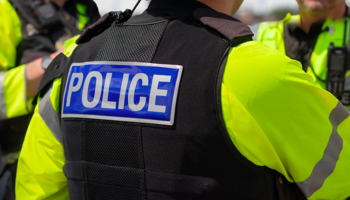 Angleterre : En pleine poursuite d'un suspect, un policier reçoit l'aide d'un conducteur de van pour aller plus vite