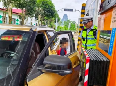Chine : Arrêté par la police après avoir conduit 6 heures sur l'autoroute, cet enfant de 12 ans déclare être atteint de nanisme
