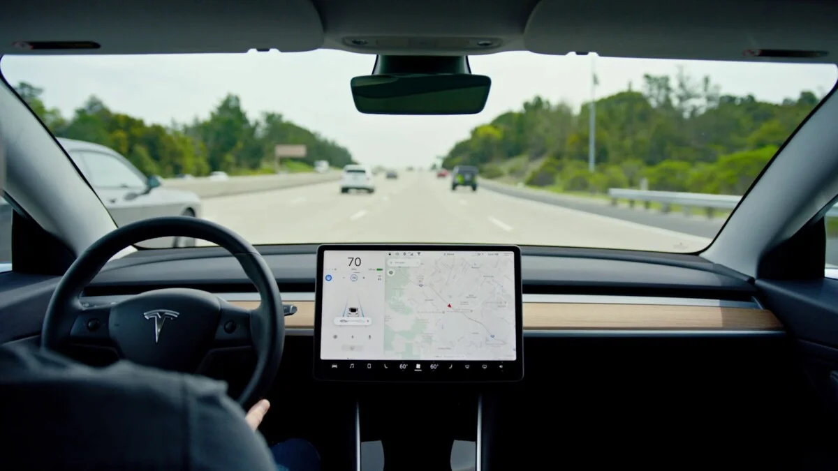 Tesla règle discrètement un accident mortel lié au FSD, mais le dossier est loin d'être clos