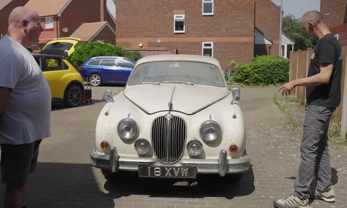 Cette Jaguar Mark II 3.8 de 1960 restée dans un garage pendant 50 ans voit enfin le jour