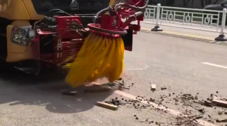 Chine : Cette balayeuse routière roule à 80 km/h et nettoie la chaussée en quelques secondes
