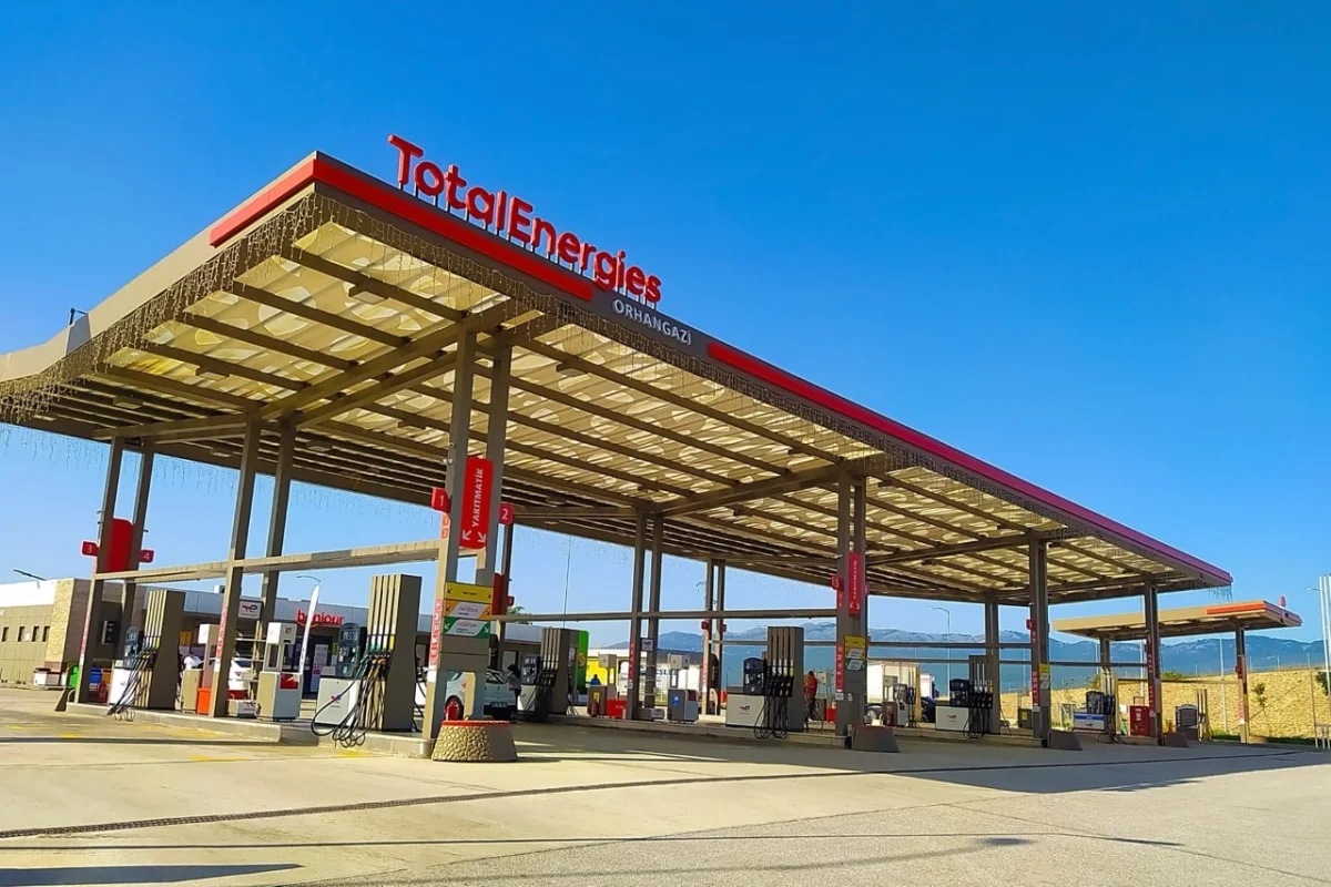Vous prenez l'autoroute cet été ? Bonne nouvelle, cette enseigne bloque le prix de l'essence et du diesel lors des grands départs