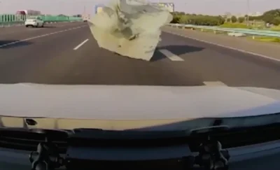 Chine : Un automobiliste voit arriver sur son pare-brise une bache tombée d'un camion