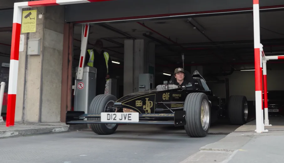 Cette F1 homologuée pour la route passe une série de tests du quotidien