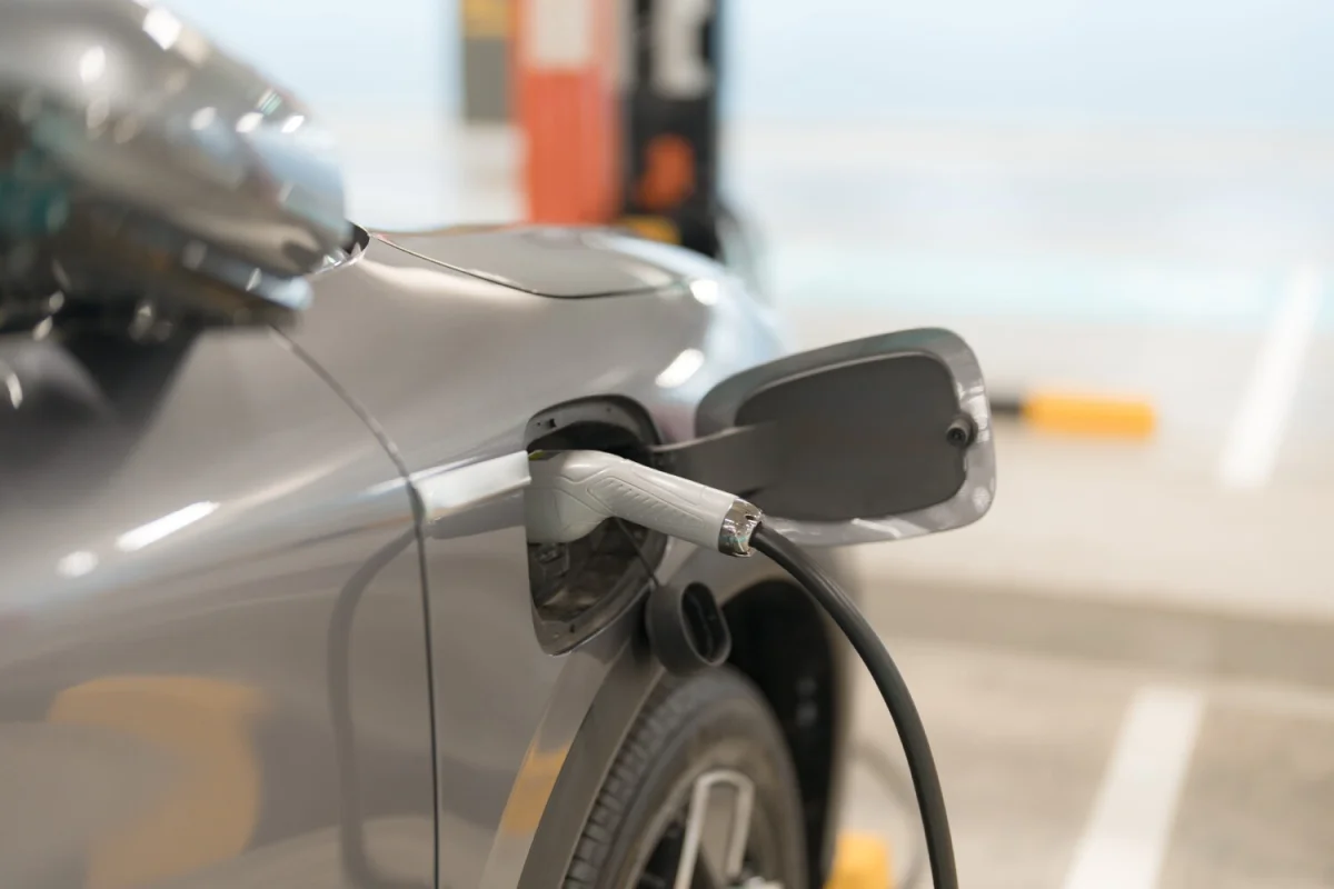 Une fonctionnalité populaire des voitures électrique présenterait un risque d'accident selon une nouvelle étude