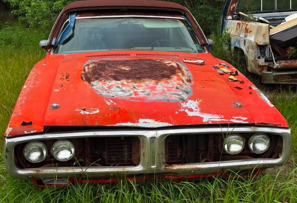 Son beau-frère a acheté cette Dodge Charger Rallye 440 Magnum de 1972 et l'a laissée à l'abandon dans son jardin