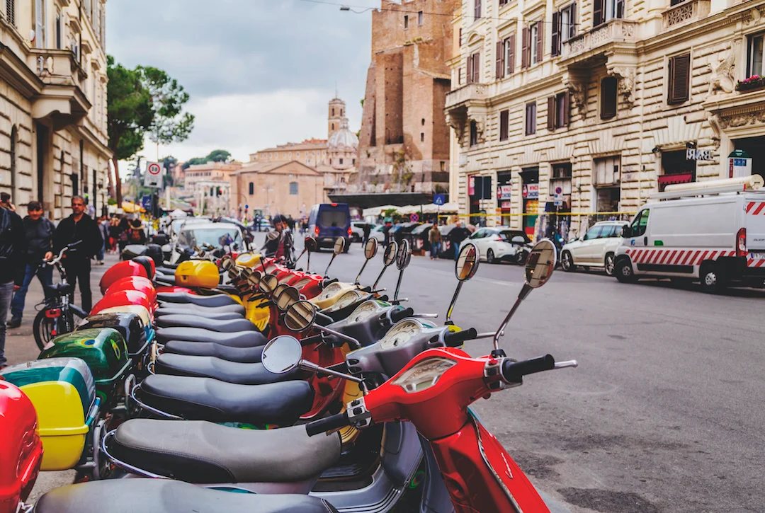 Rome envahie de 25.000 Vespa à l'occasion du 80e anniversaire du scooter iconique