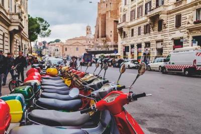 Rome envahie de 25.000 Vespa à l'occasion du 80e anniversaire du scooter iconique