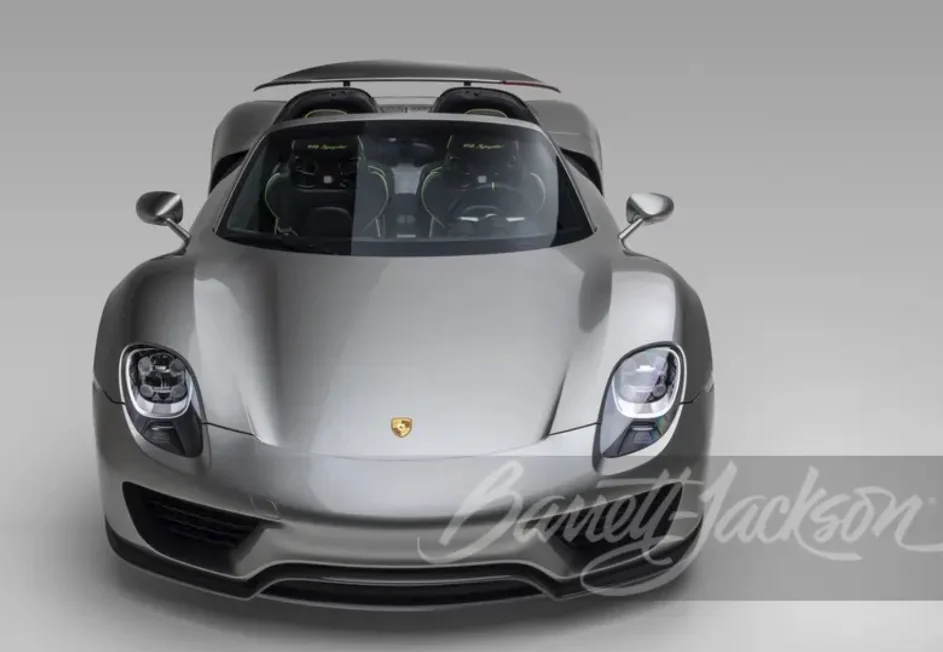 Cette Porsche 918 Spyder de 2015 vendue 1,5 million d'euros au-dessus de son estimation