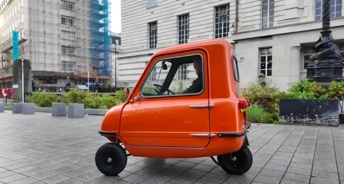 Il fait Londres - Paris en Peel P50, la plus petite voiture au monde, et ça tourne vite au cauchemar