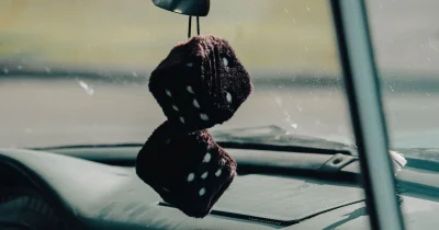 Pourquoi les dés en peluche ont presque disparu des rétroviseurs