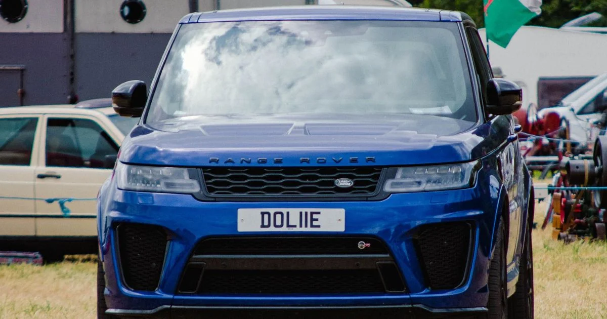 Il voit son Range Rover SVR englouti par la marée en voulant sauver un Ford Transit