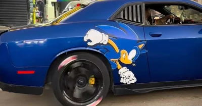 Cette Dodge Challenger donne l’impression que Sonic court sur ses roues