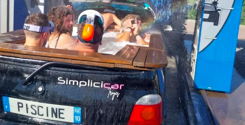 Troyes : Ils installent une piscine dans... une Twingo !