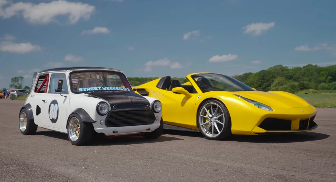 Une Mini survitaminée affronte une Ferrari 488 préparée et la ridiculise