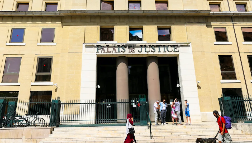 Rhône : Ivre, il roule en voiture sur le trottoir pour emmener son chien chez le vétérinaire