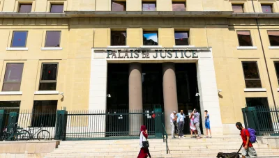 Rhône : Ivre, il roule en voiture sur le trottoir pour emmener son chien chez le vétérinaire