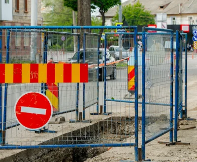 Strasbourg : Il veut faire demi-tour et termine en voiture dans un trou sur la route