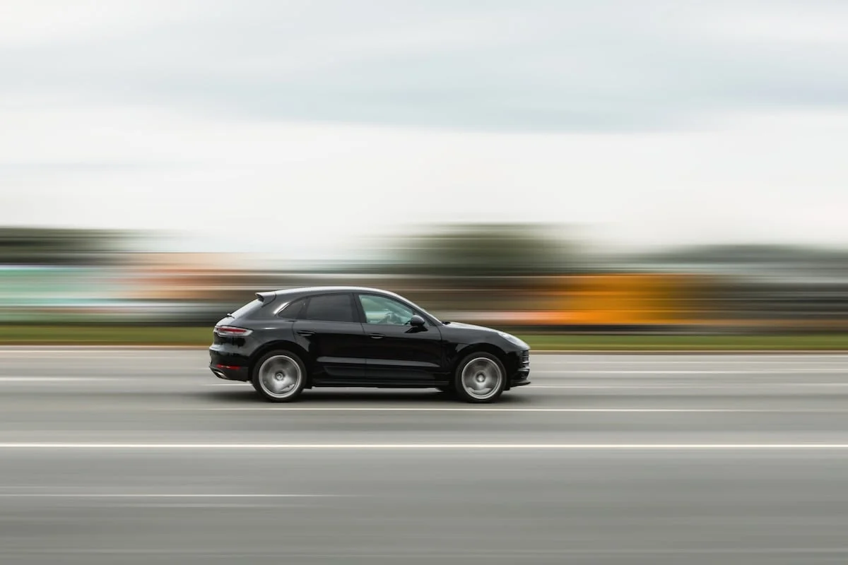 Bientôt une bride automatique dans votre voiture ? Ce que prépare l'Europe fait déjà polémique